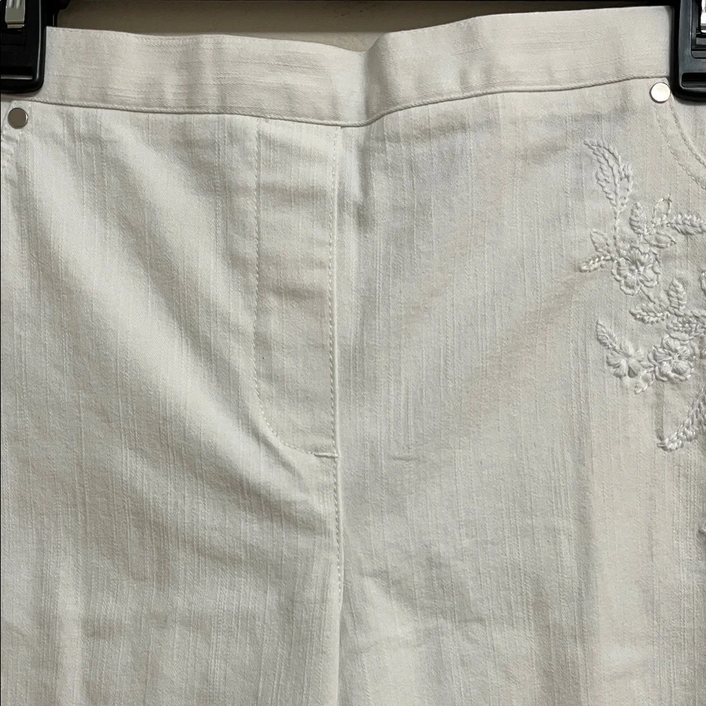 Alfred Dunner Blue Bayou White Capris with Embroidered Detail Elastic Waist 14P - Picture 4 of 14